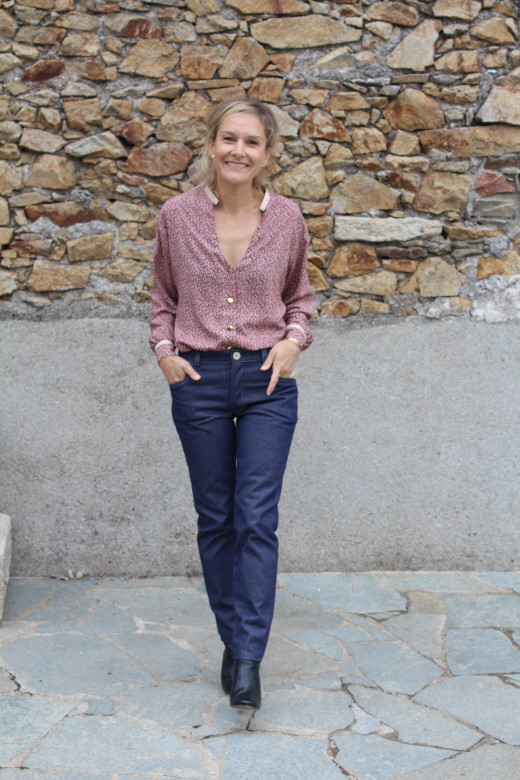 2022-09/jean-jazz-femme-dore-et-bleu-et-chemisier-automne-julie-laurent-made-in-france-25-