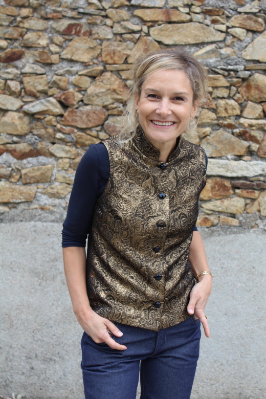 2022-11/gilet-sans-manche-dore-or-made-in-france-fabrication-francaise-semi-mesure-julie-laurent-1-