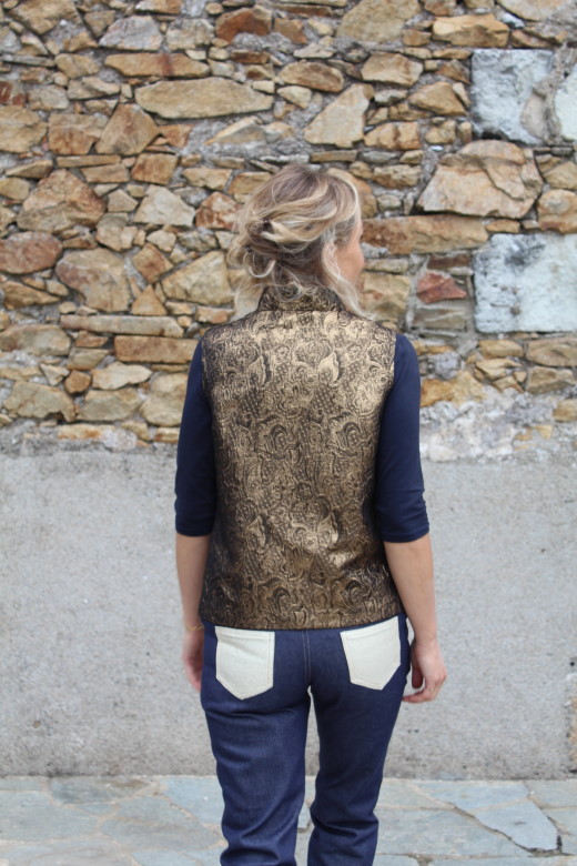 2022-11/gilet-sans-manche-dore-or-made-in-france-fabrication-francaise-semi-mesure-julie-laurent-2-