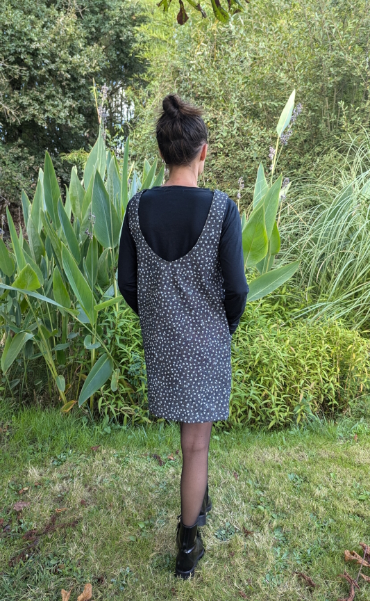 2024-09/robe-alba-courte-poches-made-in-france-jean-noir-et-blanc-fleurs-automne-hiver-julie-laurent-5-