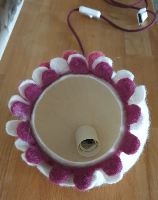 2024-11/1732287637_lampe-baladeuse-julie-laurent-freutre-de-laine-l-accueillante-petale-plumes-2-