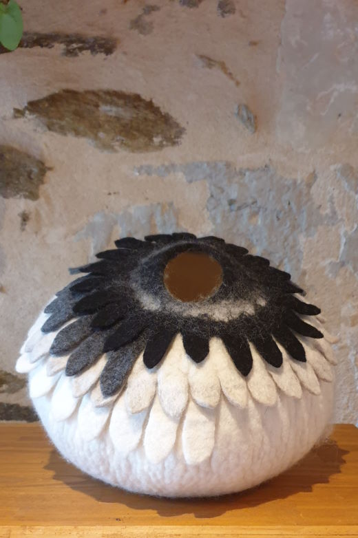 2024-11/vase-sculpture-feutre-laine-l-apaisee-plumes-fabrication-france-julie-laurent-3-