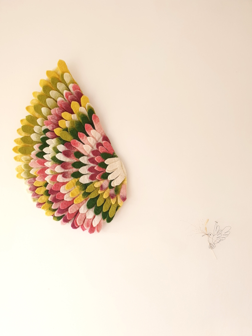 2024-12/ailee-sculpture-plumes-en-laine-feutree-jungle-decoration-aile-oiseau-julie-laurent-10-