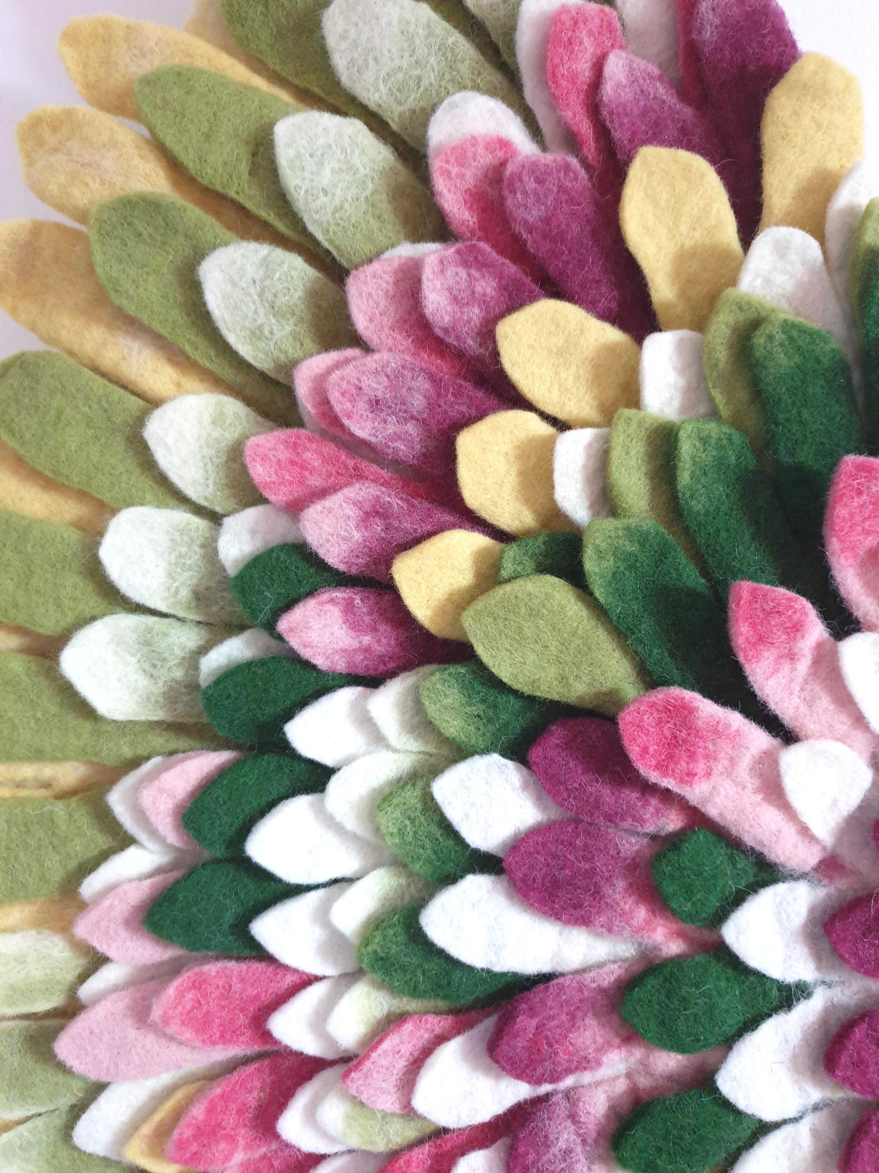 2024-12/ailee-sculpture-plumes-en-laine-feutree-jungle-decoration-aile-oiseau-julie-laurent-6-