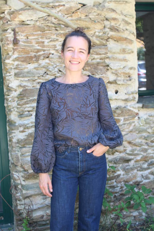 2025-05/1747922782_blouse-cendree-manche-bouffante-tissu-ajoure-gris-cendre-made-in-france-julie-laurent-1-